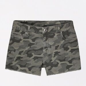Maurices Vintage High Rise Camo 3.5 inch frayed hem shorts size 16 EUC